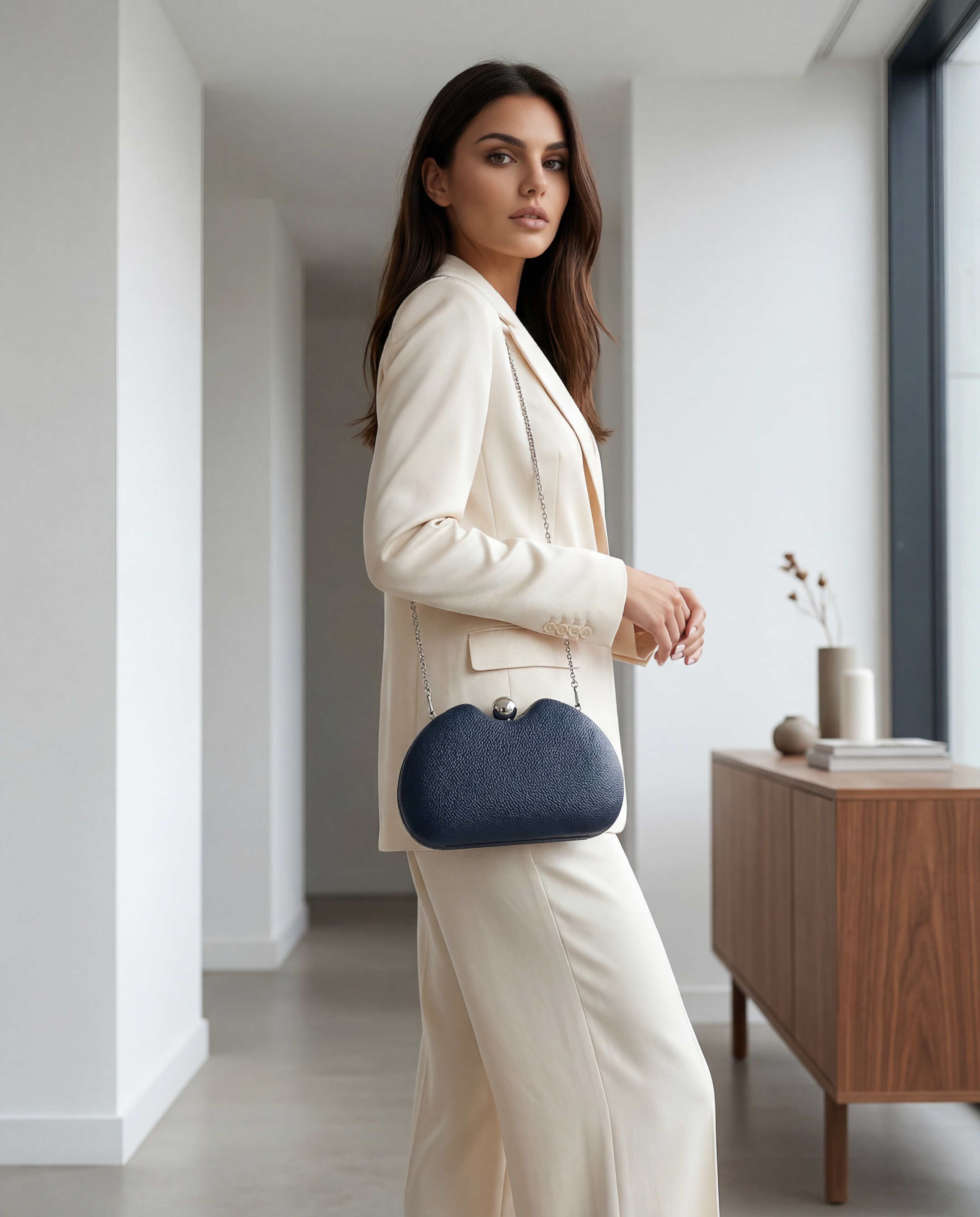 KAJA – elegantna večernja clutch torbica s teksturom
