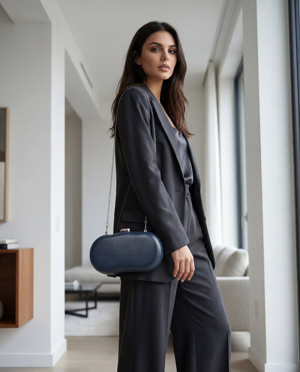 LORA – çantë dore moderne me zinxhir metalik për kombinime elegante dhe të përditshme