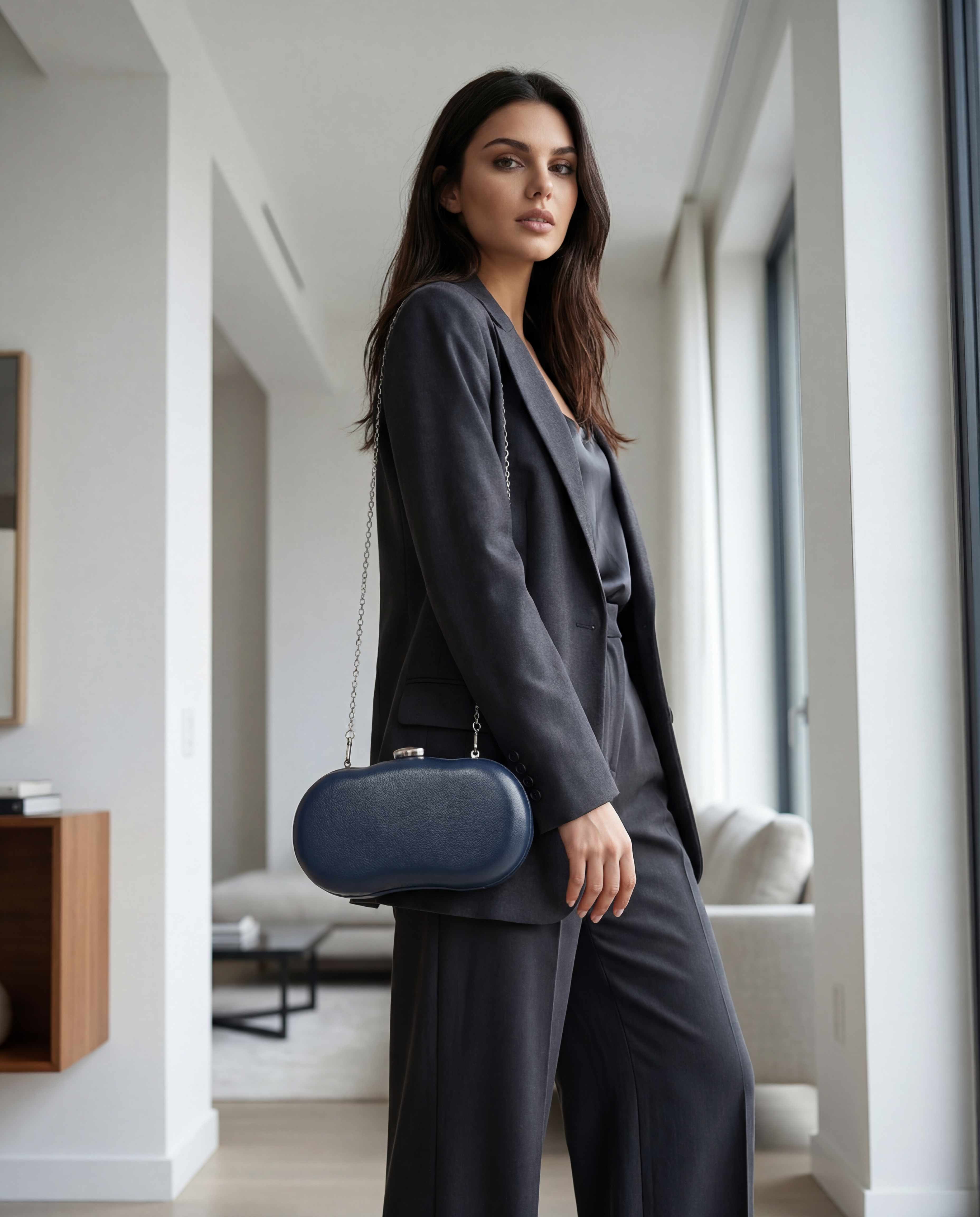 LORA – çantë dore moderne me zinxhir metalik për kombinime elegante dhe të përditshme