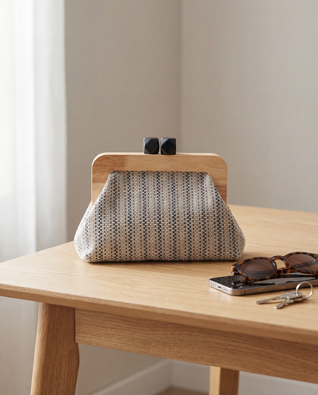 LEA – çantë dore elegante me dizajn minimalist për kombinime ditore dhe afariste