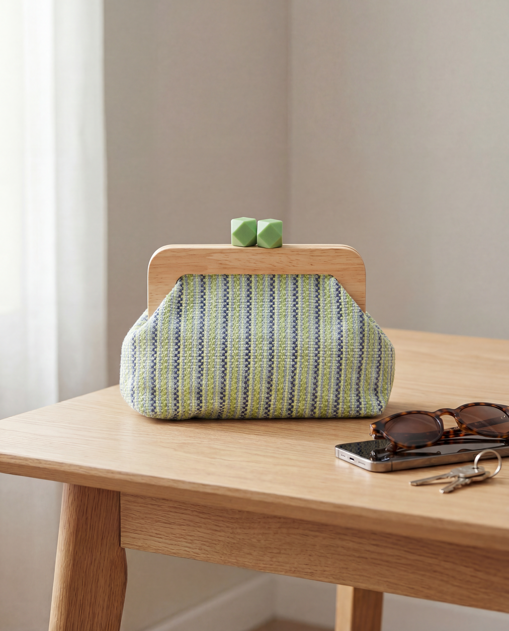 LEA – çantë dore elegante me dizajn minimalist për kombinime ditore dhe afariste