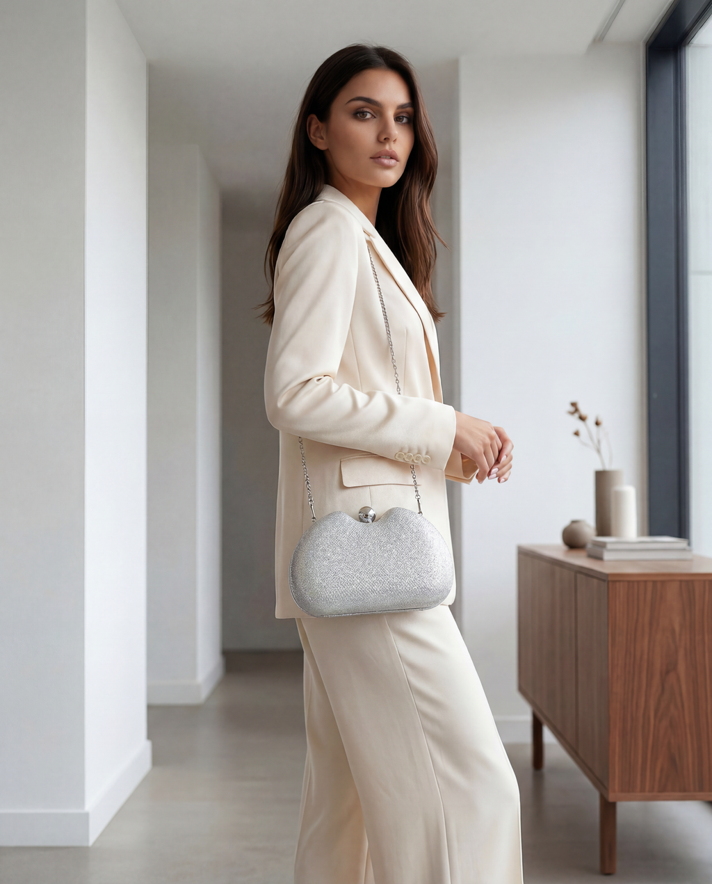 KAJA – elegantna večernja clutch torbica s teksturom