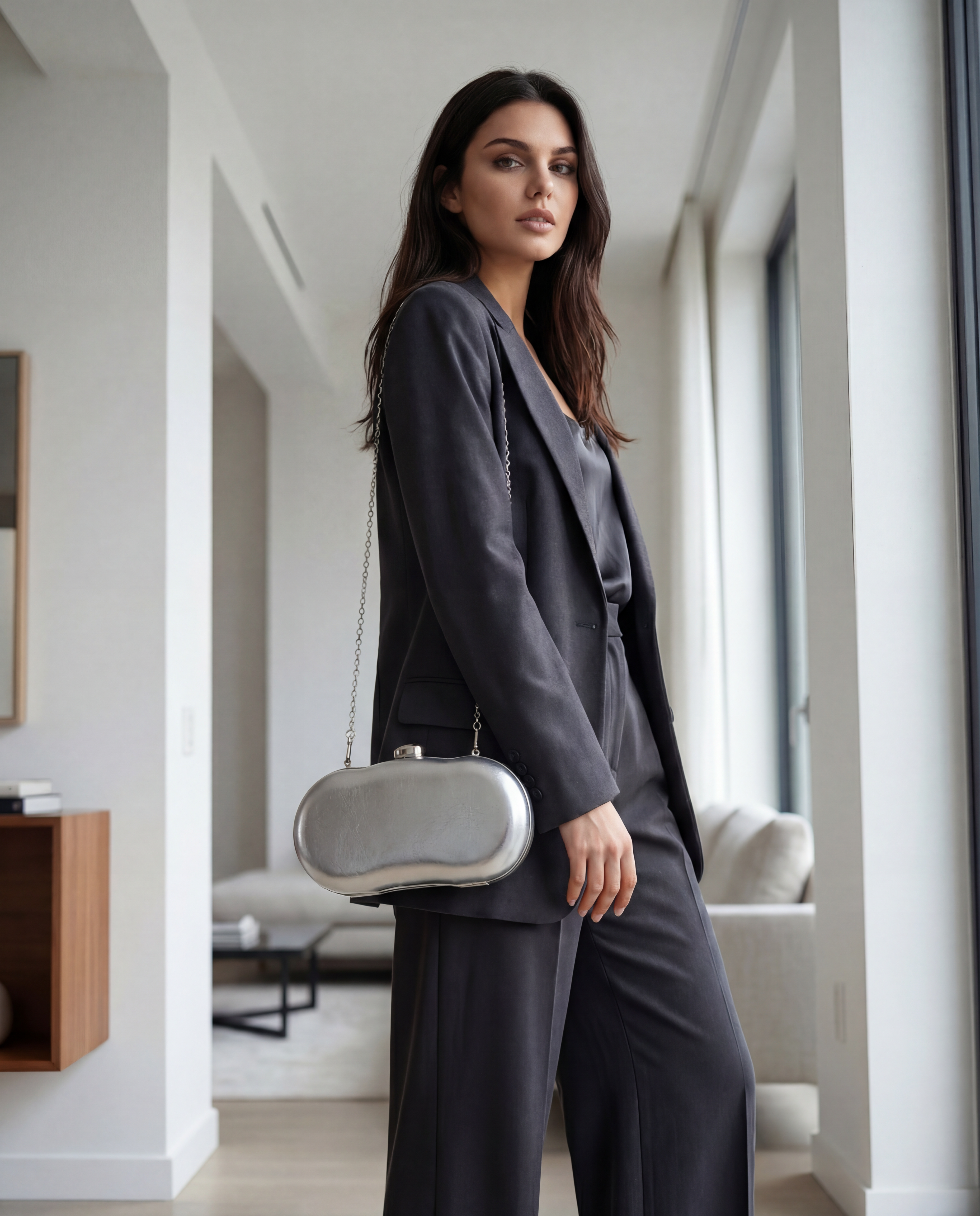 LORA – çantë dore moderne me zinxhir metalik për kombinime elegante dhe të përditshme