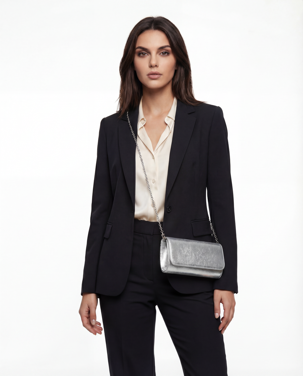 KLARA – elegantna večernja torbica s metalnim remenom