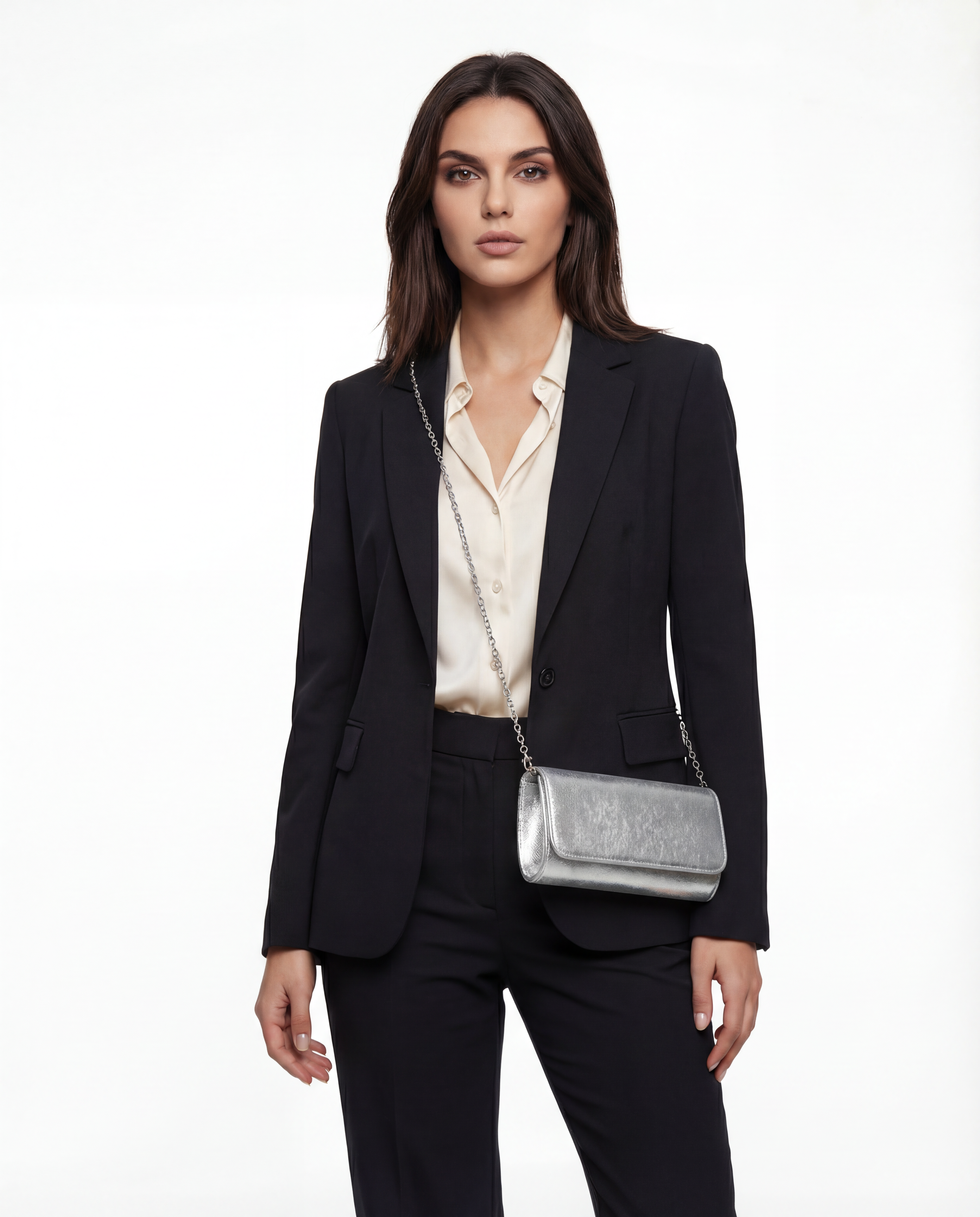 KLARA – elegantna večernja torbica s metalnim remenom