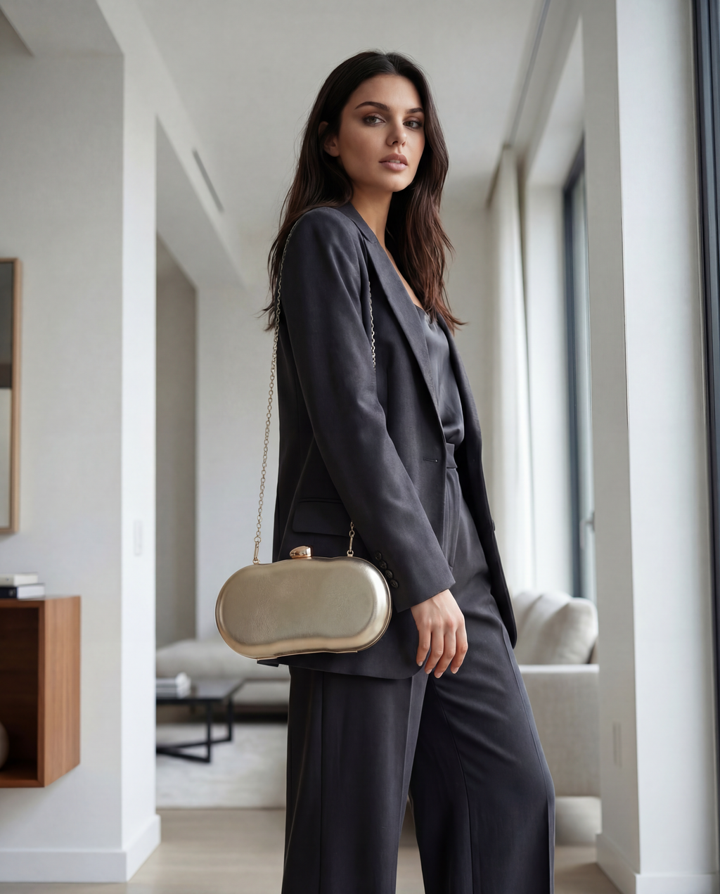 LORA – çantë dore moderne me zinxhir metalik për kombinime elegante dhe të përditshme