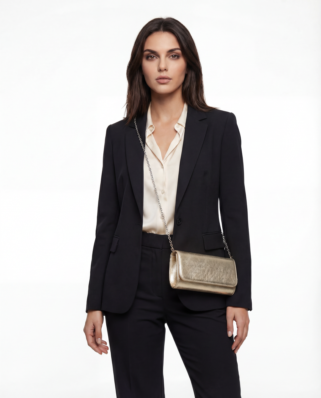 KLARA – elegantna večernja torbica s metalnim remenom
